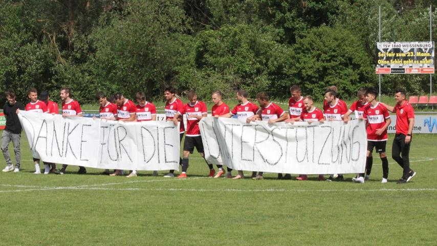 Schöne und plakative Aktion: Die Weißenburger Mannschaft samt Trainer Markus Vierke (rechts) bedankte sich bei den Zuschauern und Fans für die Unterstützung in der ersten Landesliga-Saison seit fast 30 Jahren.