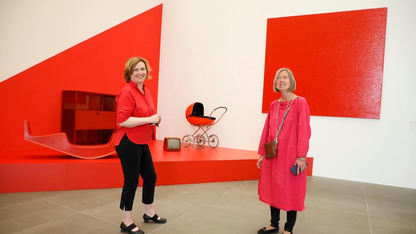 Ladies in Red: Angelika Nollert (re.), Chefin der staatlichen Designsammlung, und Simone Schimpf, Direktorin des Nürnberger Museums,  haben das Neue Museum neu eigerichtet.