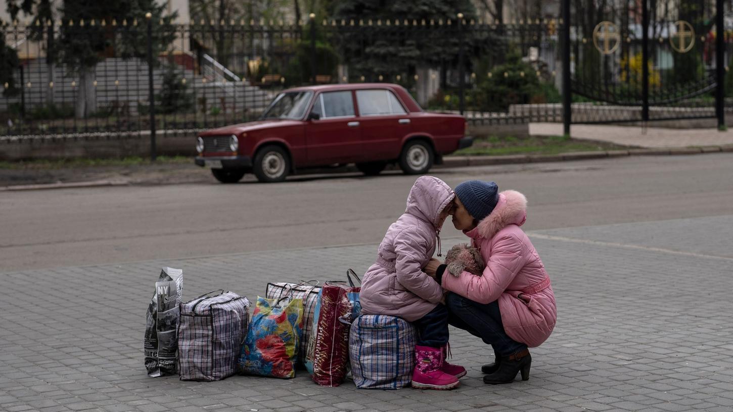 Eine Mutter umarmt ihre Tochter, während sie auf einen Bus warten, um aus der Stadt Slowjansk zu fliehen. Solche Bilder von Ukrainerinnen auf der Flucht gab es vor allem in den ersten Wochen des Krieges viele. 