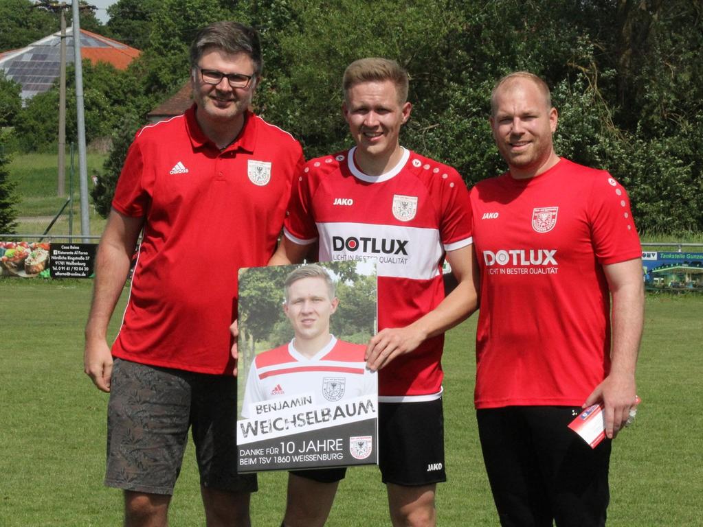 „Danke für zehn Jahre beim TSV 1860 Weißenburg“: Benjamin Weichselbaum (Mitte) wurde von den Spartenleitern Roland Mayer (li.) und Jonas Herter (re.) verabschiedet.