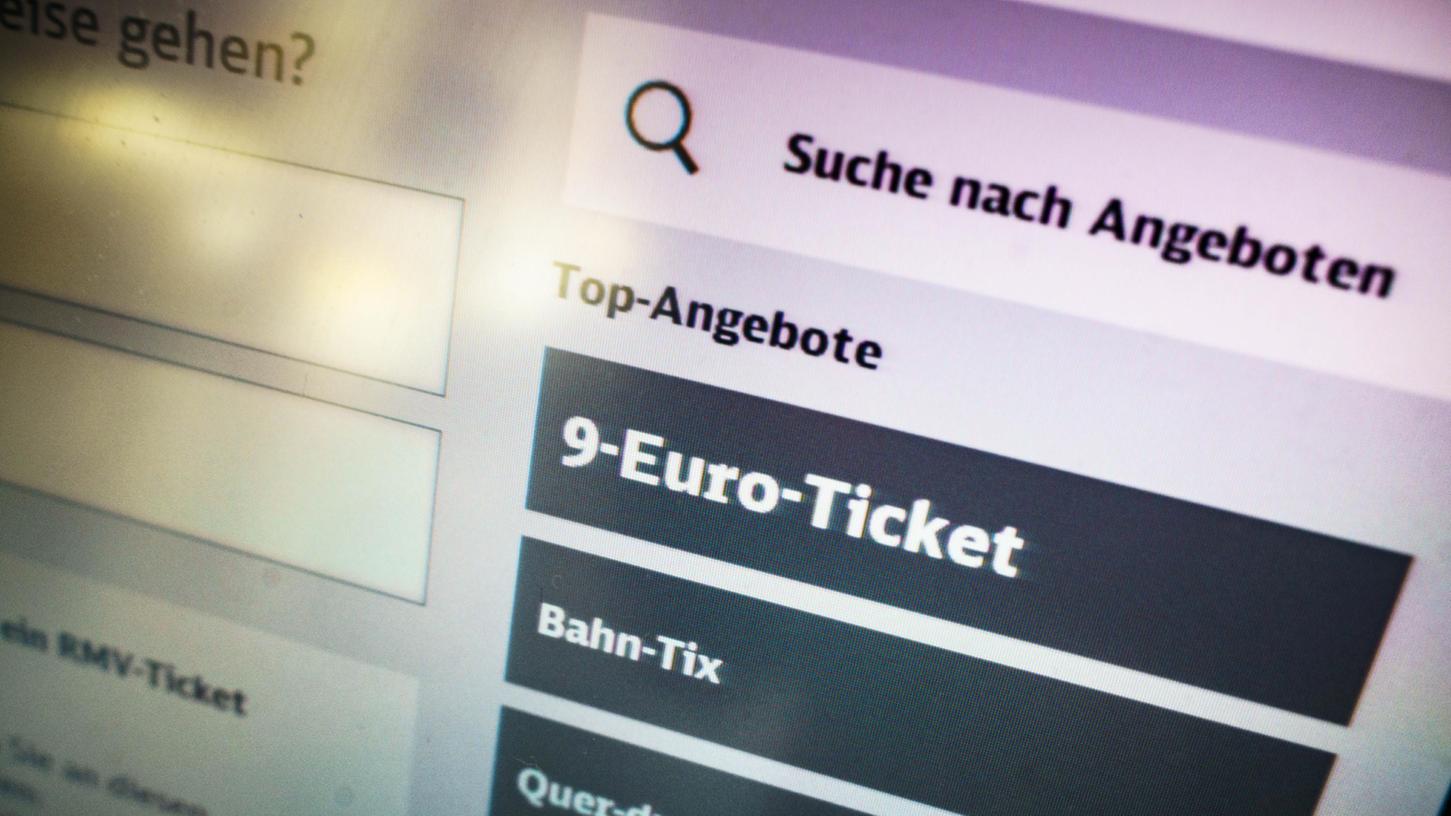 So günstig war Bahnfahren noch nie: Die Nachfrage der 9-Euro-Tickets, die im Juni, Juli und August gelten, ist riesig. So günstig war Bahnfahren noch nie: Die Nachfrage der 9-Euro-Tickets, die im Juni, Juli und August gelten, ist riesig.