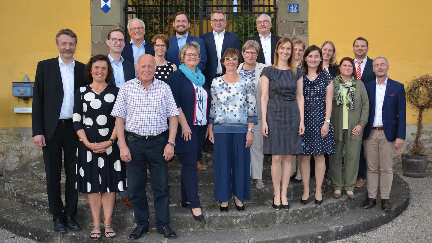 Vorstandsvorsitzender Gunther Frautz (links) mit Ute Schemm, Peter Mechs, Richard Resch, Edgar Käppner, Heidi Stenzel, Heiko Gräbner, Claudia Beyer, Michael Berger (Sparkassendirektor), Barbara Feilner, Hannelore Thürauf, Mathias Krebelder, Bettina Krzenck, Sabine Loske, Susanne Strauß, Sandra Schwab, Helga Förster, Christian Stichlok (Vize-Personalratsvorsitzender) und Thomas Sighart (Sparkassendirektor) bei der Ehrungsfeier.