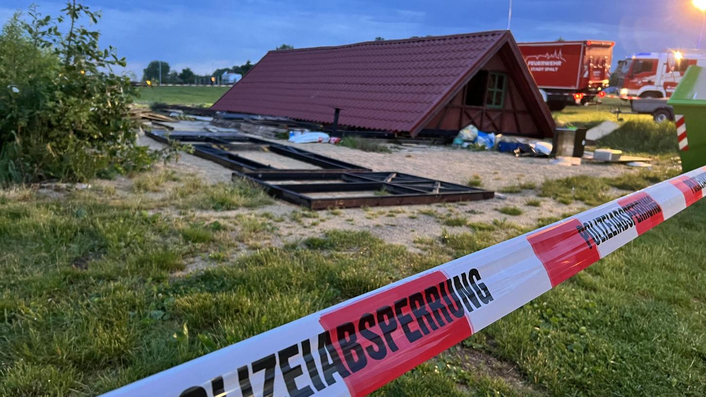 Noch immer abgesperrt: Die zusammengekrachte Blockhütte, die viele Menschen unter sich begrub.
Noch immer abgesperrt: Die zusammengekrachte Blockhütte, die viele Menschen unter sich begrub.