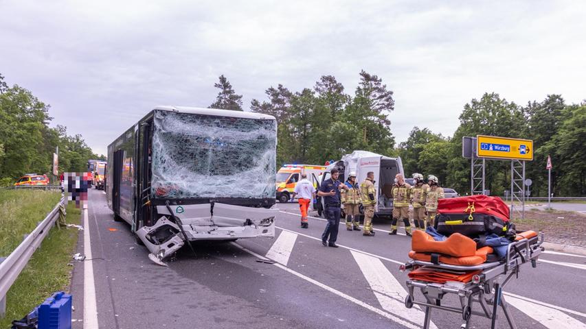 Unter den verletzten Personen befanden sich neben dem Bus- und Kleintransporterfahrer auch vier jugendliche Berufsschüler. Das teilte die Polizei Bamberg Stadt am Montag mit.
