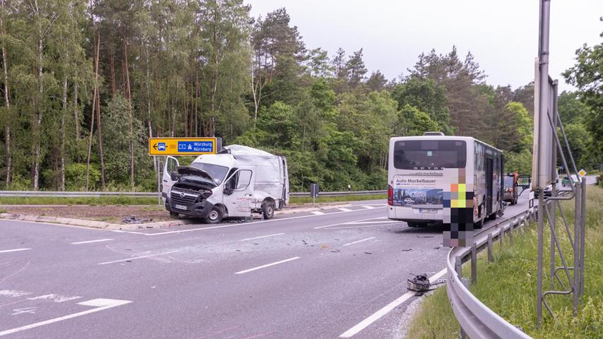 Auf der B22 von Strullendorf in Richtung Bamberg kam es zu einem Zusammenstoß zwischen einem Linienbus und einem Kleintransporter. 