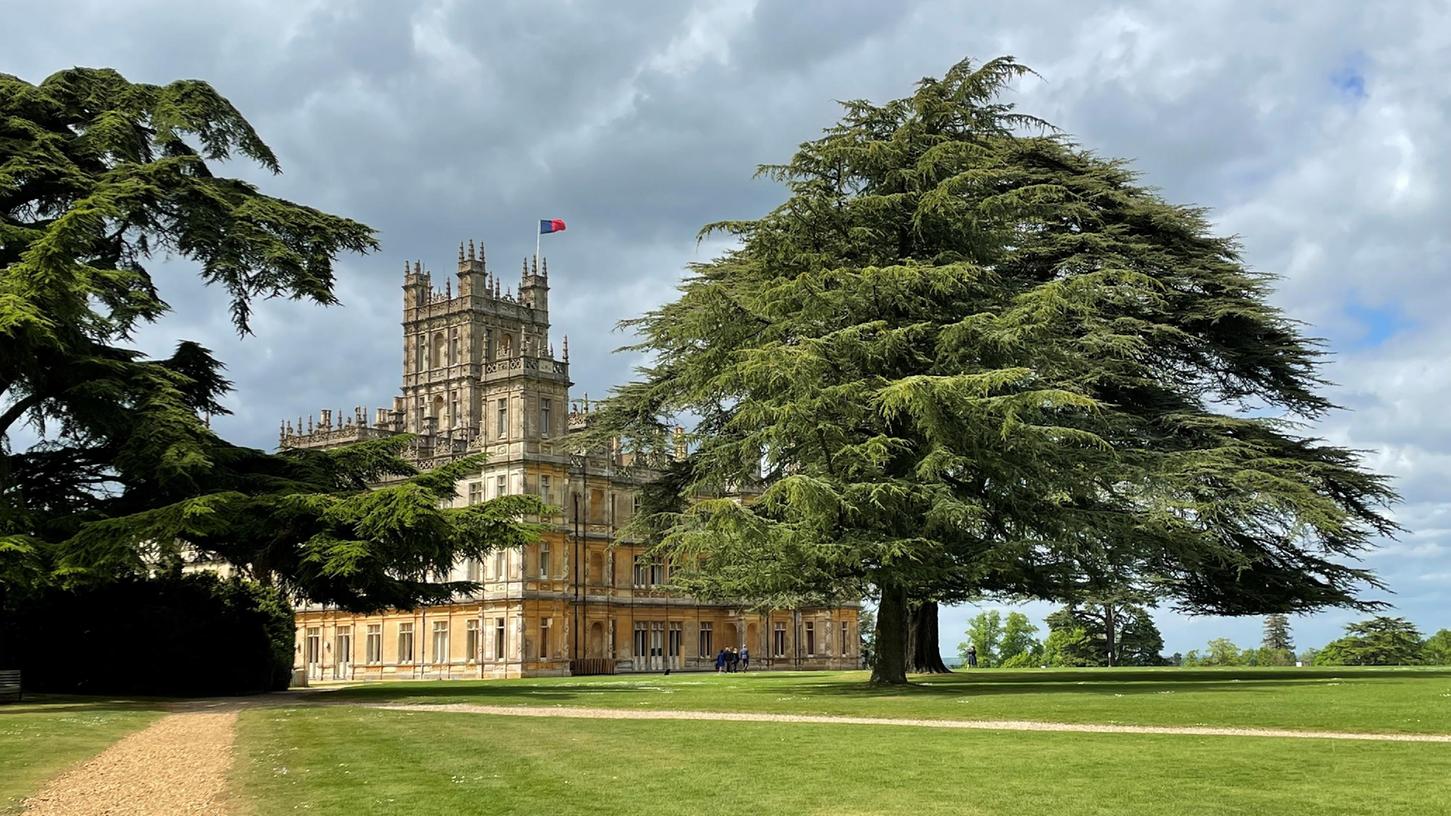 Highclere Castle wurde über Nacht weltberühmt. Dort wurde die erfolgreiche Serie "Downton Abbey" gedreht. Derzeit läuft der Kinofilm "Downton Abbey - Eine neue Ära" bei uns im Kino.
Highclere Castle wurde über Nacht weltberühmt. Dort wurde die erfolgreiche Serie "Downton Abbey" gedreht. Derzeit läuft der Kinofilm "Downton Abbey - Eine neue Ära" bei uns im Kino.