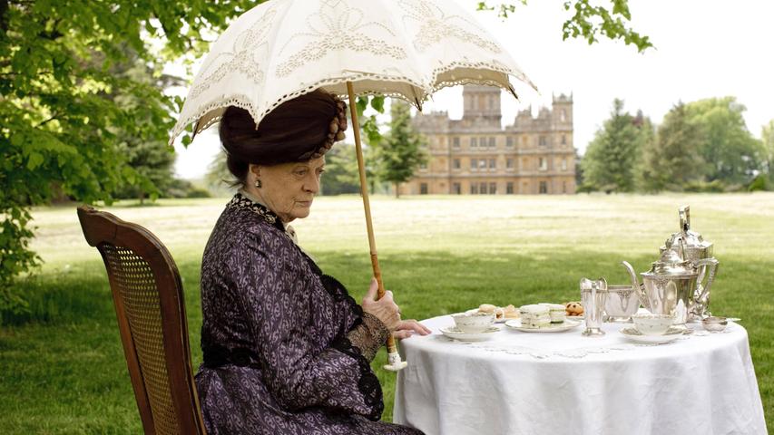 Das Anwesen umfasst 9500 Quadratmeter. Im Bild zu sehen ist Barbara Adolph, die in der Serie Maggie Schmith, Countess of Grantham, spielt. Touristen können in dem weitläufigen Park flanieren und die Ruhe und Weite der Grafschaft genießen. 