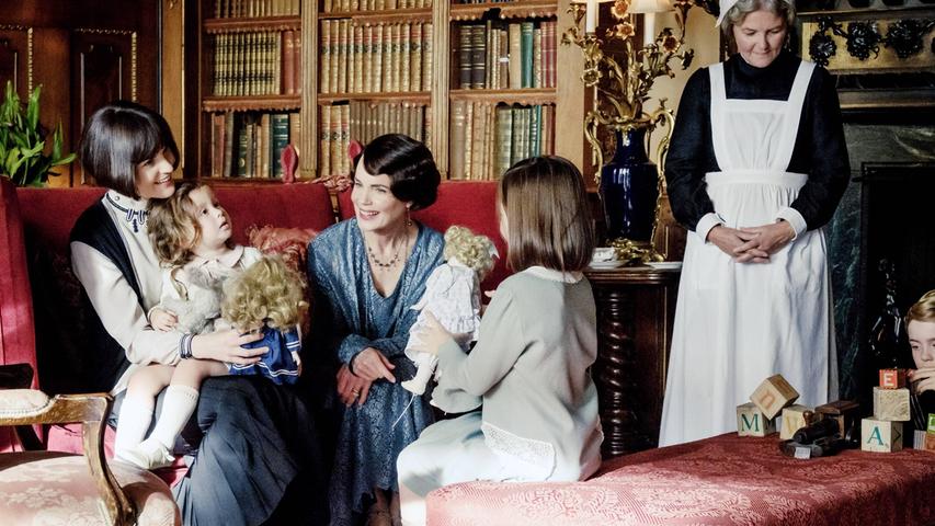 In der Serie treffen sich die Familienmitglieder häufig in der viktorianischen Bibliothek. Über 5600 Bücher stehen dort in den Regalen. Im Bild sind unter anderem die Downton-Abbey-Schauspielerinnen Michelle Dockery (links) und Elizabeth McGovern (Mitte) zu sehen. 