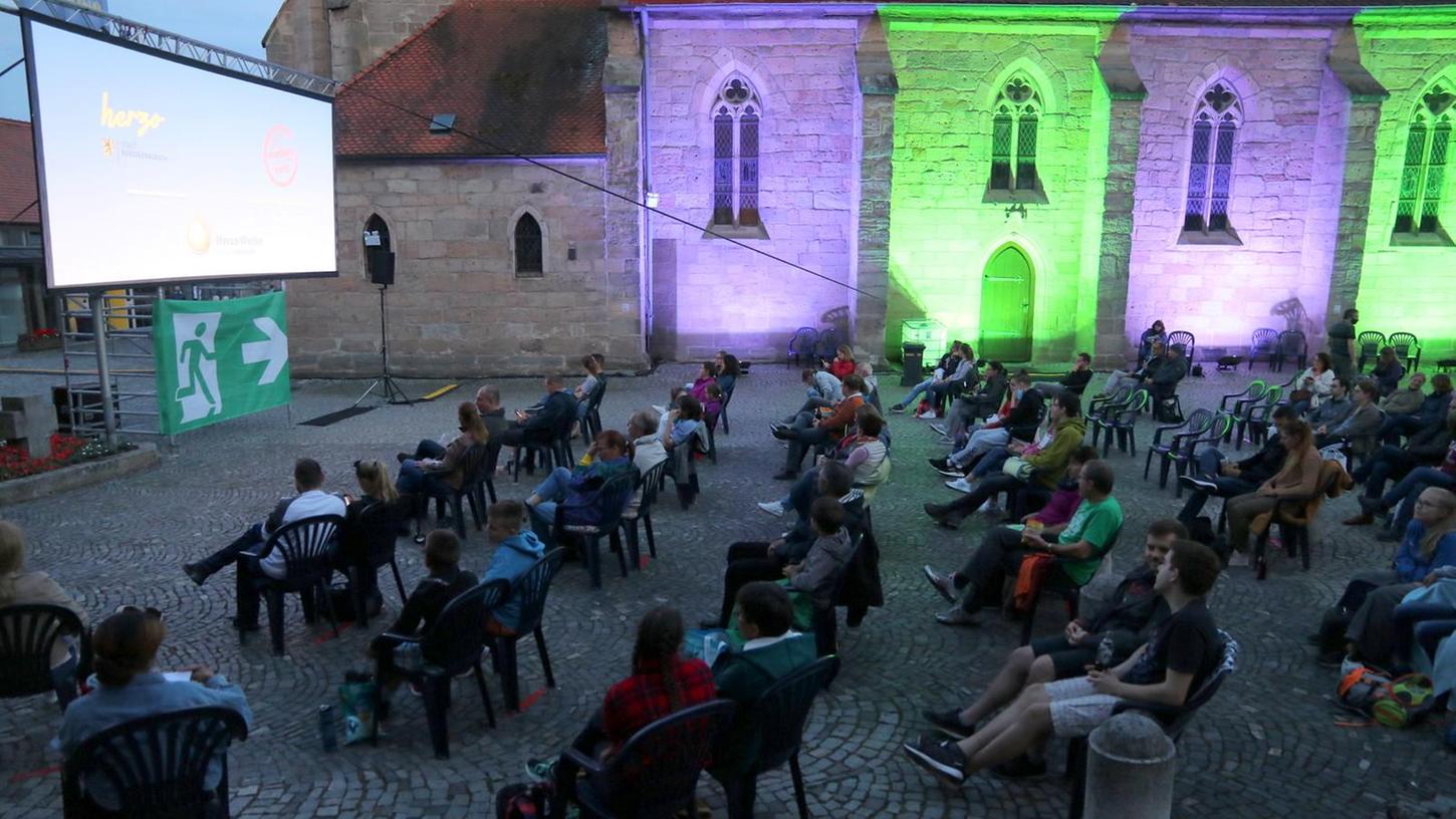 Die Reihen schließen sich: Abstände zwischen den Stühlen sind heuer beim Open-Air-Kino in Herzogenaurach nicht mehr notwendig. Die Reihen schließen sich: Abstände zwischen den Stühlen sind heuer beim Open-Air-Kino in Herzogenaurach nicht mehr notwendig.