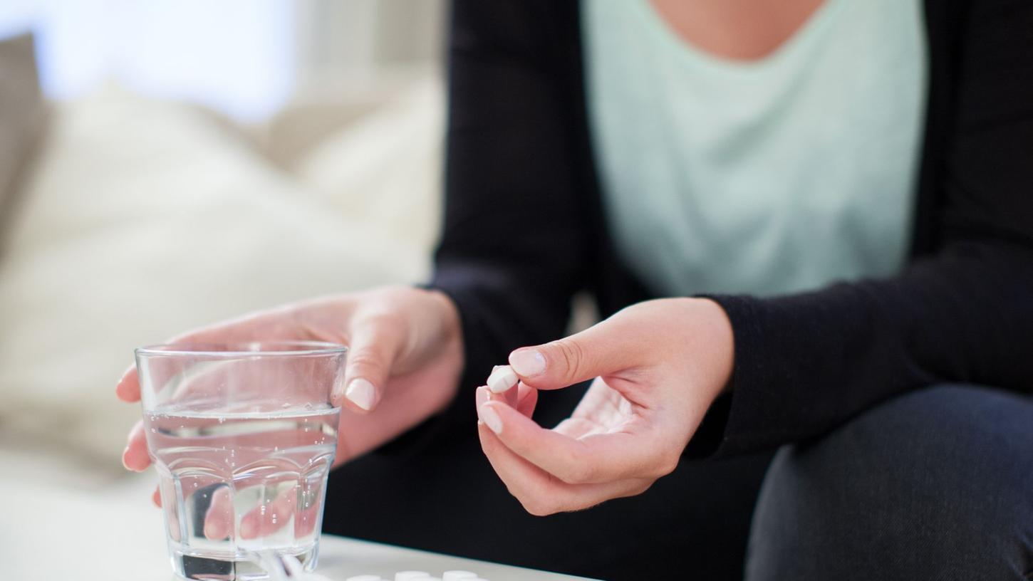 Die Schmerztablette gibt es nicht nur in der Apotheke um die Ecke, sondern auch online. Man sollte vorab aber prüfen, ob die Versandapotheke auch registriert ist. Die Schmerztablette gibt es nicht nur in der Apotheke um die Ecke, sondern auch online. Man sollte vorab aber prüfen, ob die Versandapotheke auch registriert ist.