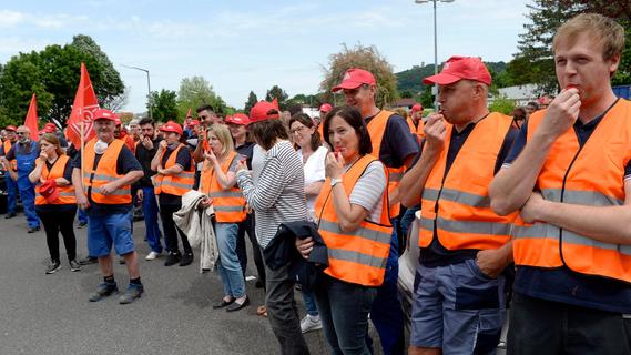 "Dieses Angebot ist respektlos": Staedtler-Mitarbeiter protestieren vor Neumarkter Werk