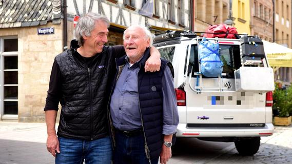 Fürs Reisen ist man nie zu alt: Vater und Sohn machen sich auf im VW-Bus