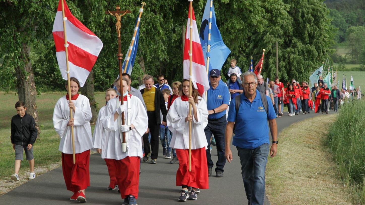 Zahlreiche Pilgerinnen und Pilger zogen auf den Kreuzberg. Zahlreiche Pilgerinnen und Pilger zogen auf den Kreuzberg.