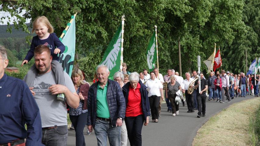 Hallerndorf: Pilgerschar zog zum Kreuzberg