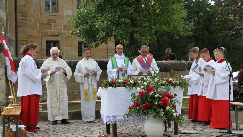 Unter freiem Himmel hielten die Geistlichen den Gottesdienst. Unter freiem Himmel hielten die Geistlichen den Gottesdienst.