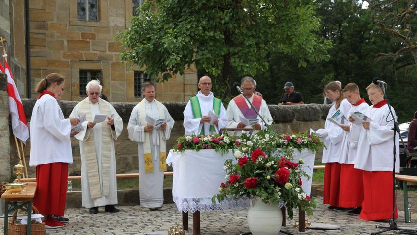 Hallerndorf: Pilgerschar zog zum Kreuzberg