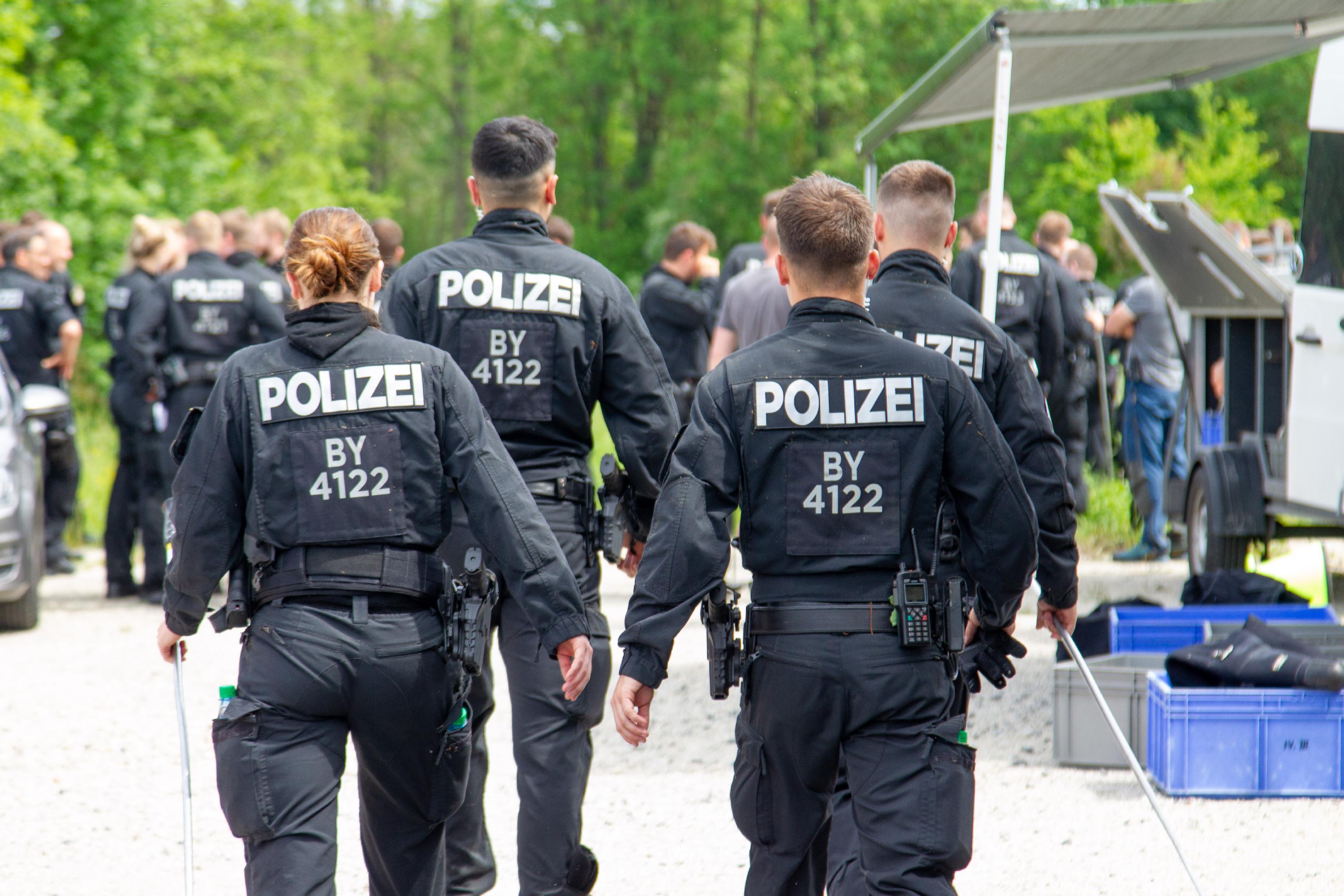 Hundertschaft sucht nach vermisster 28-Jähriger: Das Auto der Vermissten wurde offenbar in den letzten Tagen bewegt