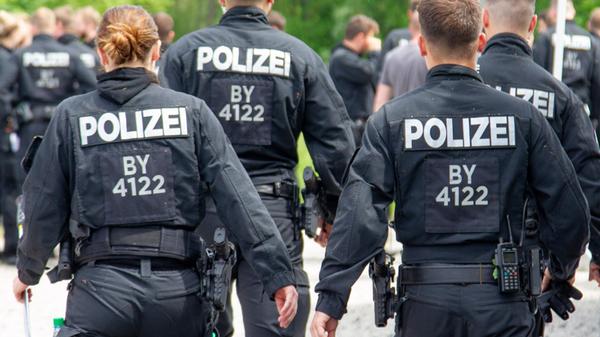 Hundertschaft sucht nach vermisster 28-Jähriger: Das Auto der Vermissten wurde offenbar in den letzten Tagen bewegt