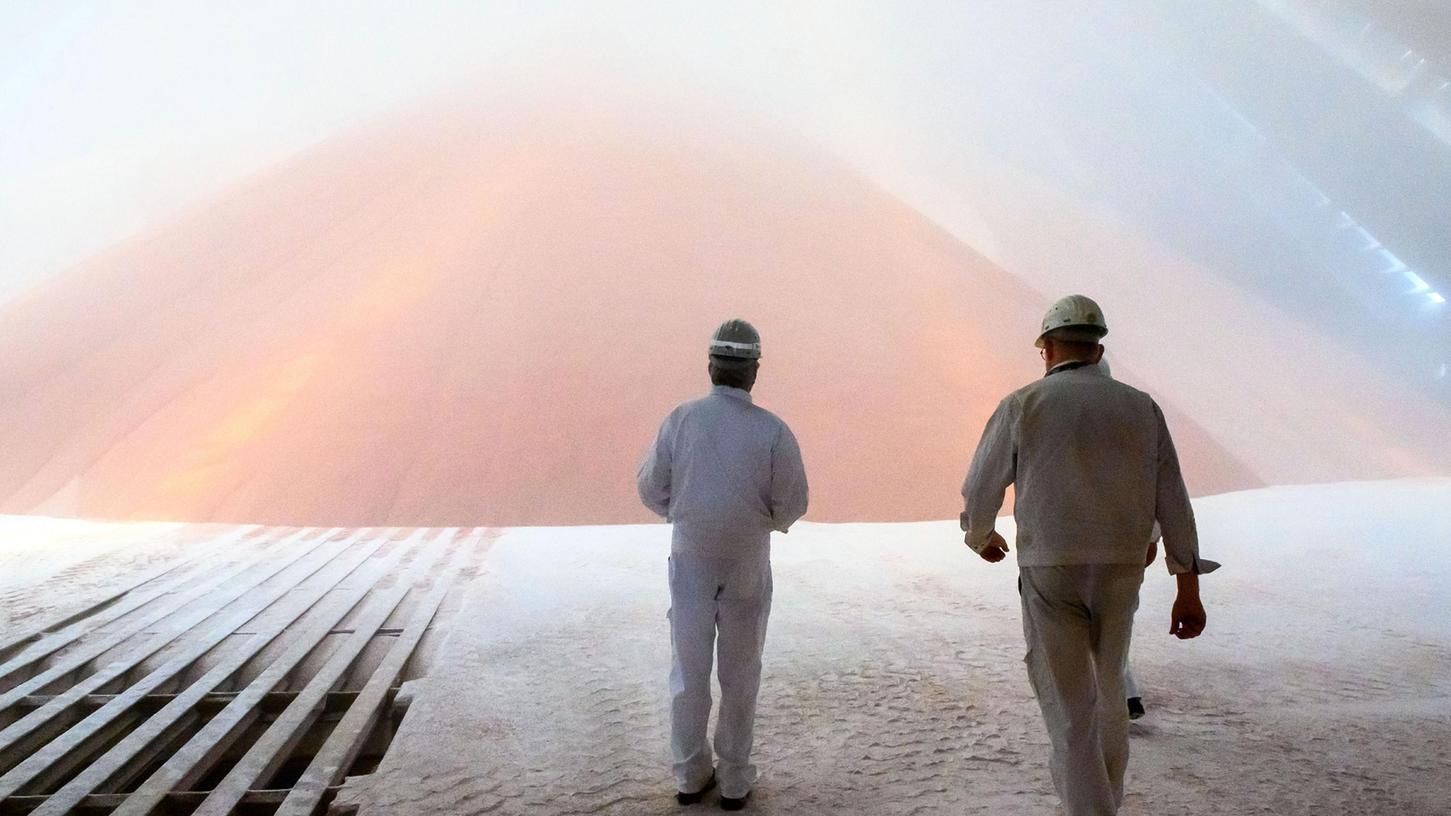 Ein Berg aus dem Düngemittel "Gran B pink" in einem Lager von "K+S Minerals and Agriculture". Das Düngemittel ist das Hauptprodukt des Werks in Zielitz (Sachsen-Anhalt).