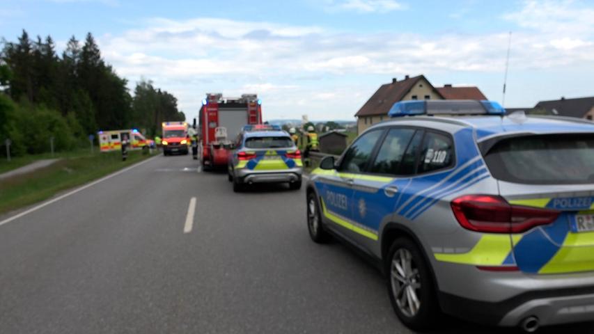 Zwei Verkehrsteilnehmer fuhren mit ihren Autos die Bundesstraße von Tirschenreuth her kommend in Fahrtrichtung Pilmersreuth entlang. 