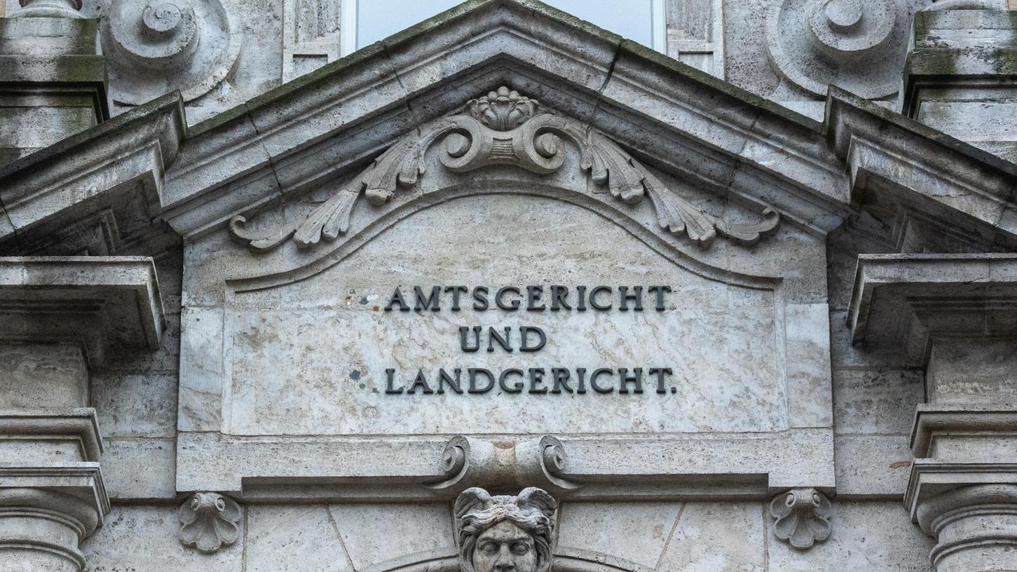 Zwei Männer müssen sich von 27. Mai an vor dem Landgericht Regensburg verantworten, ihnen wird bandenmäßiges Handeltreiben von Betäubungsmitteln in nicht geringer Menge vorgeworfen.
Zwei Männer müssen sich von 27. Mai an vor dem Landgericht Regensburg verantworten, ihnen wird bandenmäßiges Handeltreiben von Betäubungsmitteln in nicht geringer Menge vorgeworfen.