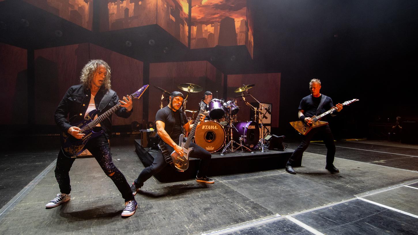 Zum Verkaufsstart der neuen Engelbert-Strauss-Linie geben die Stars von Metallica in der CI-Factory in Schlüchtern das symbolische Go für die Stahlkappenschuhe „Metallica Safety Boots“.
Zum Verkaufsstart der neuen Engelbert-Strauss-Linie geben die Stars von Metallica in der CI-Factory in Schlüchtern das symbolische Go für die Stahlkappenschuhe „Metallica Safety Boots“.