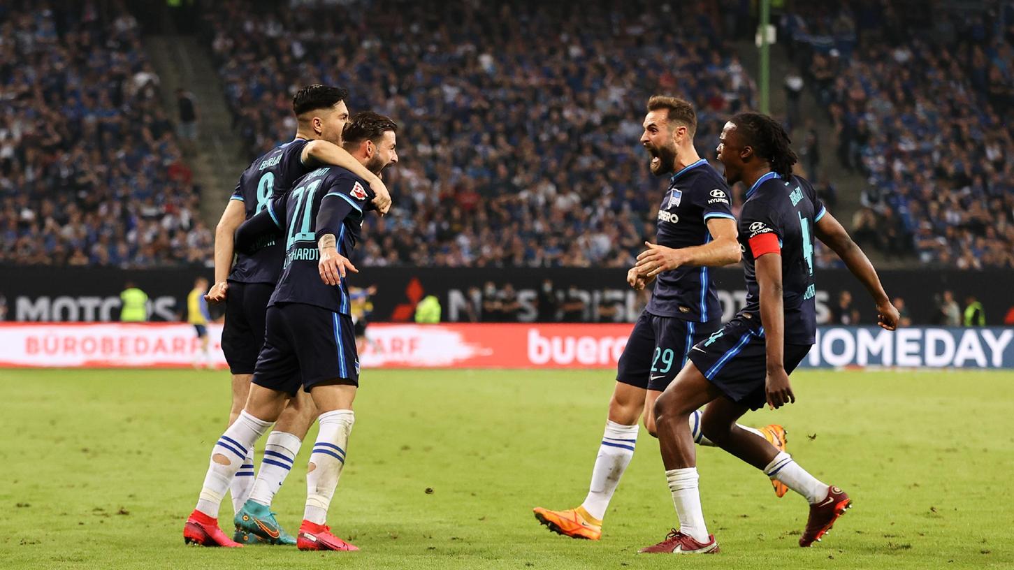 Die Erlösung: Herthas Marvin Plattenhardt (2.v.l) jubelt zusammen mit seinen Teamkollegen nach seinem Treffer zum 0:2.
Die Erlösung: Herthas Marvin Plattenhardt (2.v.l) jubelt zusammen mit seinen Teamkollegen nach seinem Treffer zum 0:2.
