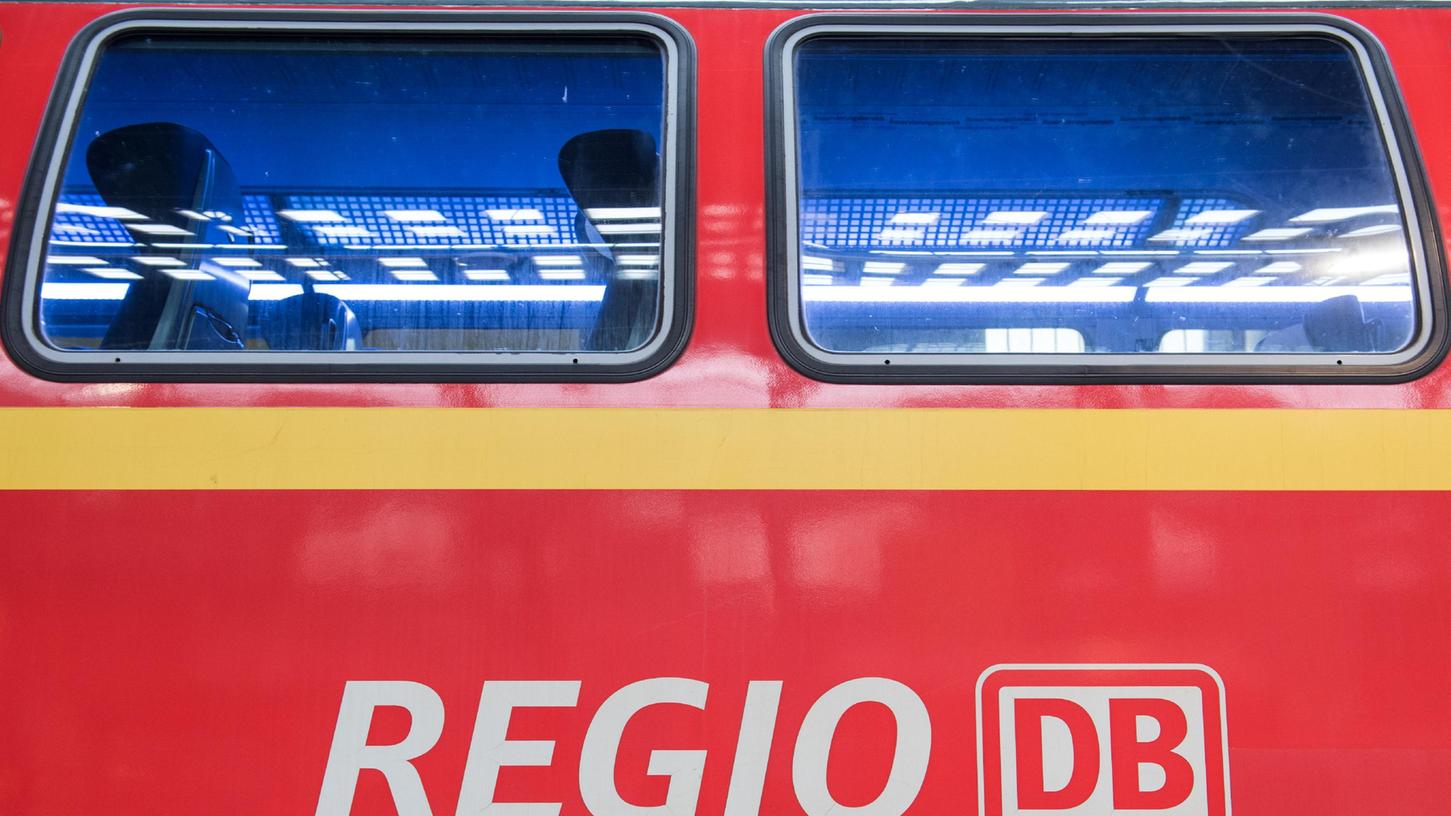 Die Bahn-Tochter DB Regio will ihre Kapazitäten im Regionalverkehr zum Start des 9-Euro-Monatstickets im Juni leicht aufstocken. 