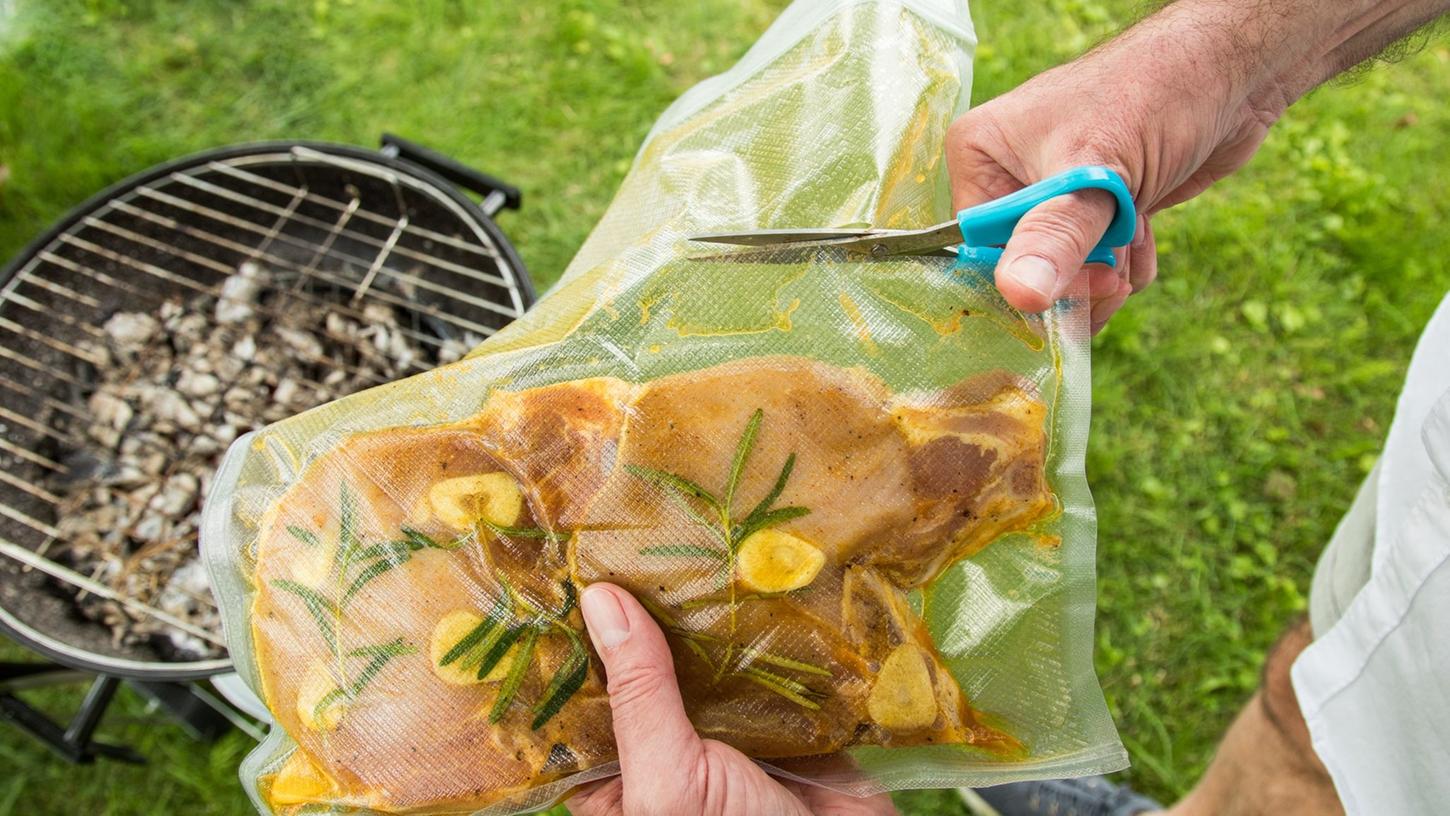 Je länger Fleisch in der Marinade zieht, umso zarter und schmackhafter wird es. Je länger Fleisch in der Marinade zieht, umso zarter und schmackhafter wird es.