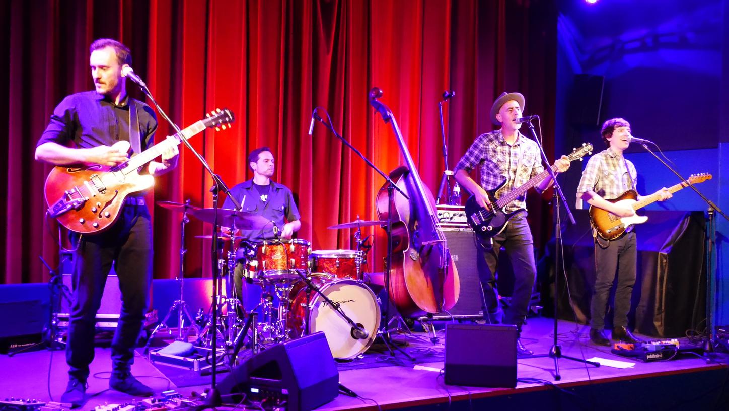 Smokestack Lightnin´ aus Nürnberg mit Bernie Batke mit Stimme und Kontrabass, Axel Brückner und Flo Kenner an den Gitarren und Frank Schwab am Schlagzeug.
Smokestack Lightnin´ aus Nürnberg mit Bernie Batke mit Stimme und Kontrabass, Axel Brückner und Flo Kenner an den Gitarren und Frank Schwab am Schlagzeug.