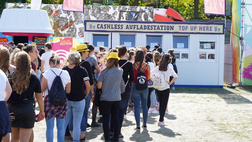 Foto: imago images/Stefan Zeitz - 08.09.2018,Berlin,Deutschland,GER, Lollapalooza Berlin, Olympiastadion. Lange Wartezeit an der Cashless Aufladestadtion. *** 08 09 2018 Berlin Germany GER Lollapalooza Berlin Olympic Stadium Long wait at the Cashless charging city Foto: imago images/Stefan Zeitz - 08.09.2018,Berlin,Deutschland,GER, Lollapalooza Berlin, Olympiastadion. Lange Wartezeit an der Cashless Aufladestadtion. *** 08 09 2018 Berlin Germany GER Lollapalooza Berlin Olympic Stadium Long wait at the Cashless charging city