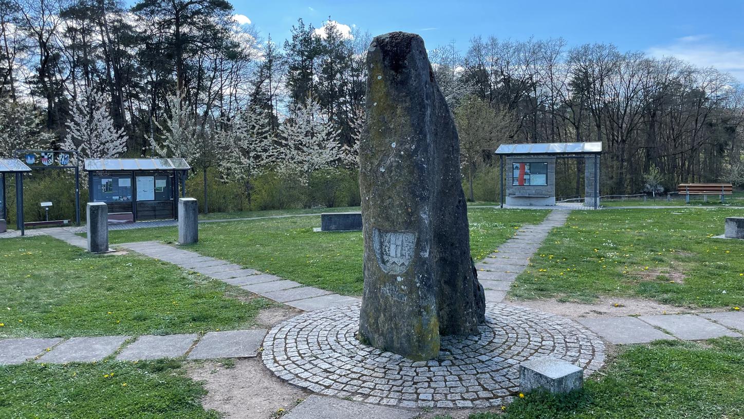 Idyllisch gelegen: Der Dreifrankenstein an der Grenze der Bezirke Ober-, Unter- und Mittelfranken.