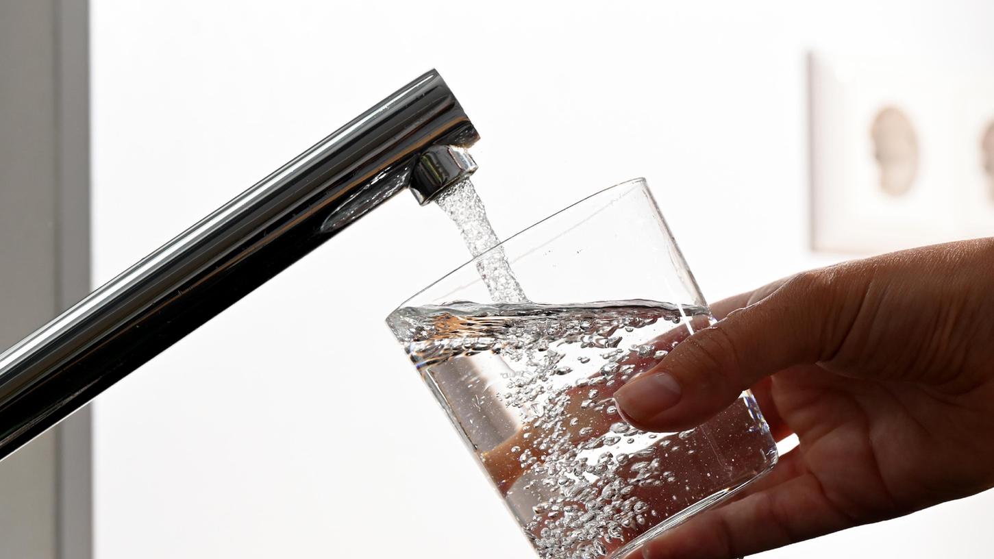 Mineralwasser ist ein guter Durstlöscher. An heißen Tagen kann zu viel davon jedoch für gesundheitliche Beschwerden sorgen.