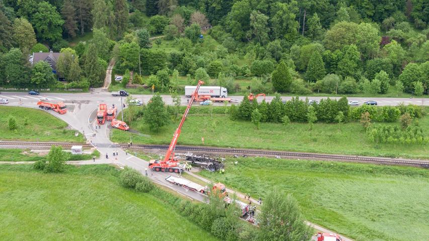 Die Bahnstrecke sowie die Bundesstraße 28 bei Blaustein und die Verbindungsstrecke zum Teilort Arnegg wurden gesperrt.
