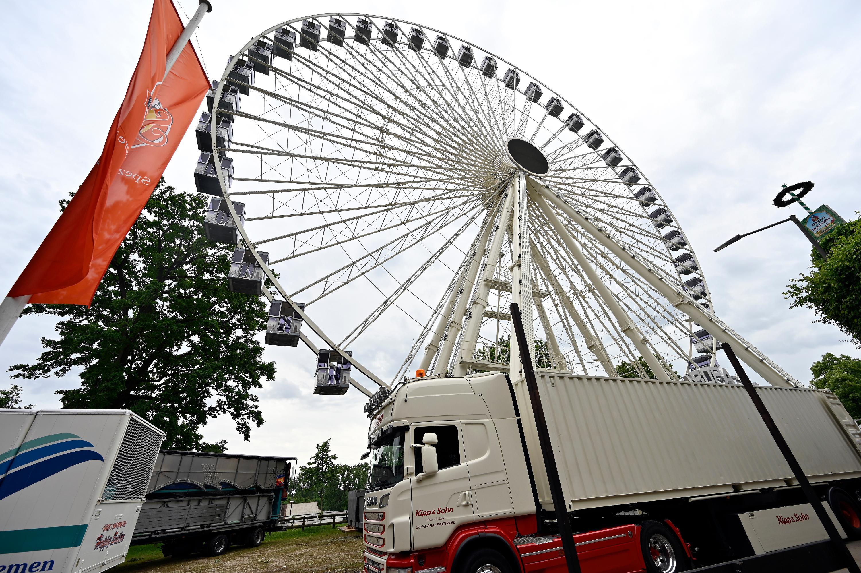 Die 42 Gondeln am Europarad hängen und sind bereit für Verliebte, Familien und Freunde, die von oben über die Bergkirchweih blicken wollen.