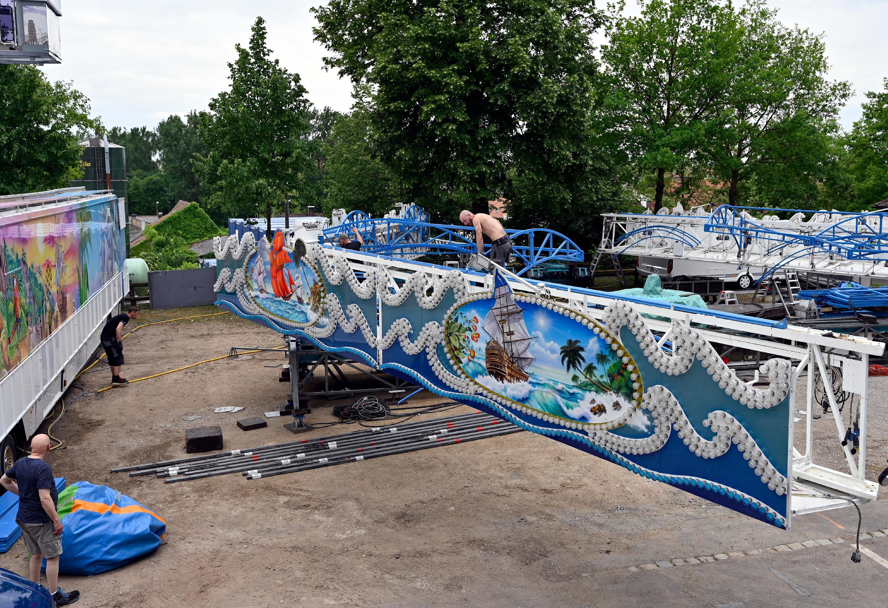 Bei den anderen Fahrgeschäften wird ebenfalls fleißig aufgebaut. Zwölf Attraktionen gibt es dieses Jahr, unter anderem auch wieder "Rocket" und "Hangover The Tower".