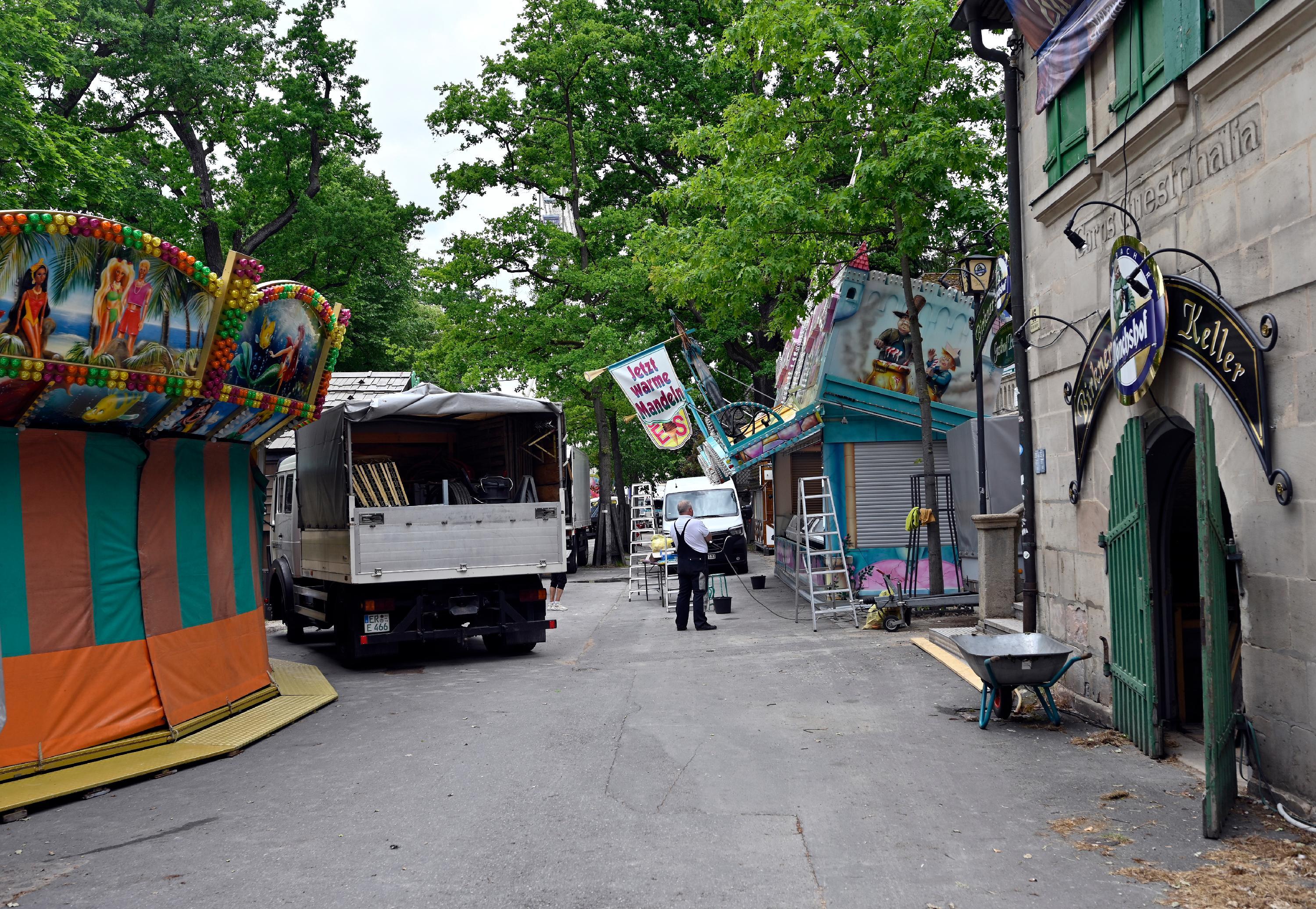 In den Buden wird alles vorbereitet, um die Besucher mit gebrannten Mandeln, Schokospießen und Zuckerwatte zu versorgen.