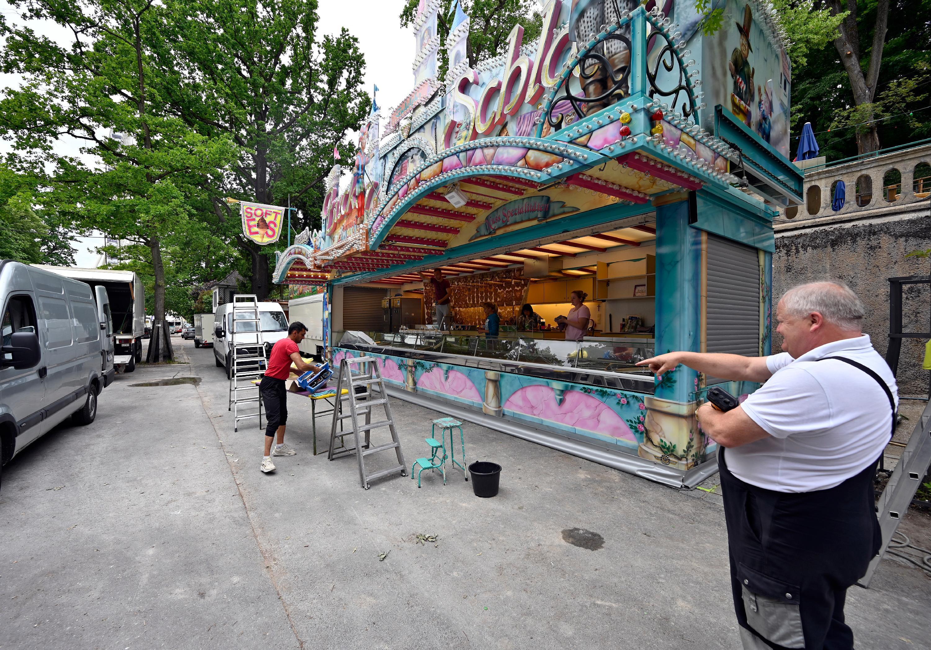 Abnehmen wird an der Bergkirchweih wohl niemand - dafür gibt es einfach viel zu viele Leckereien. Am Stand der Schokofrüchte wird alles darauf vorbereitet, genug für alle vorrätig zu haben.