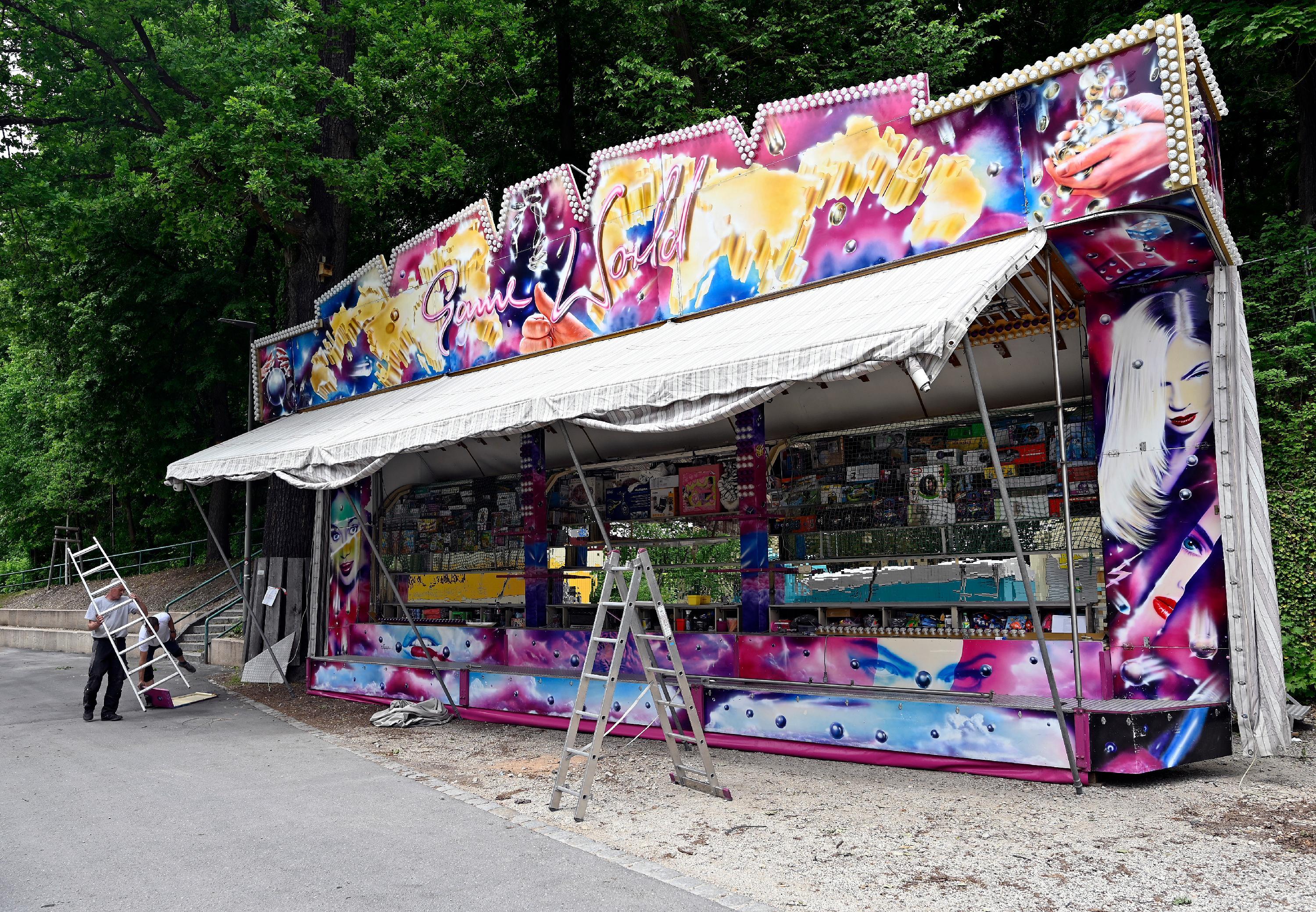 Auch die Losbuden, Schießstände und das Dosenwerfen müssen aufgebaut werden. Viele Buden stehen schon, denn in wenigen Tagen ruft bereits der Berg.