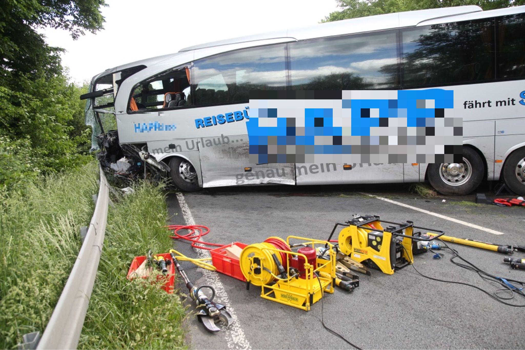 Auf Gegenfahrbahn Geraten: 41 Verletzte Bei Reisebus-Unfall In ...