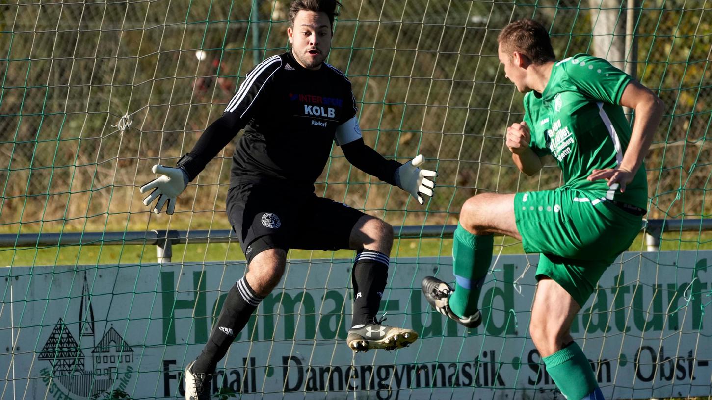 In der Hinrunde fand die Partie noch statt: Im Oktober traf Hofstetten (grünes Trikot) zu Hause auf den SV Rasch und gewann mit 2:1. Das Rückspiel allerdings könnte ausfallen - und das sorgt jetzt schon für Diskussionen.
In der Hinrunde fand die Partie noch statt: Im Oktober traf Hofstetten (grünes Trikot) zu Hause auf den SV Rasch und gewann mit 2:1. Das Rückspiel allerdings könnte ausfallen - und das sorgt jetzt schon für Diskussionen.