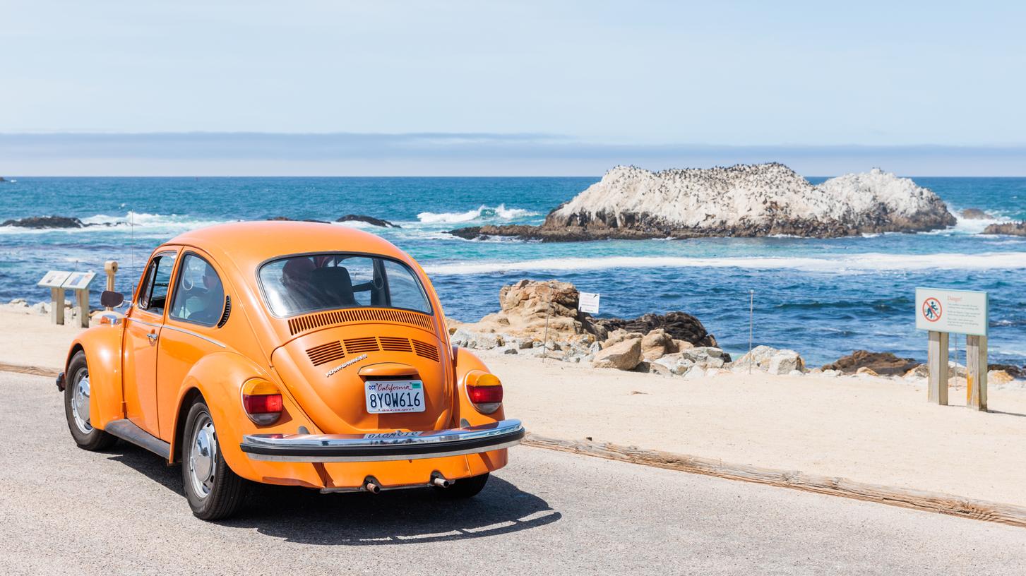 Mit dem VW-Käfer unterwegs auf dem berühmten "17 Mile Drive" bei Monterey. Die beste Wahl für einen Roadtrip? Vielleicht nicht. Stylisch dagegen ist das auf jeden Fall.