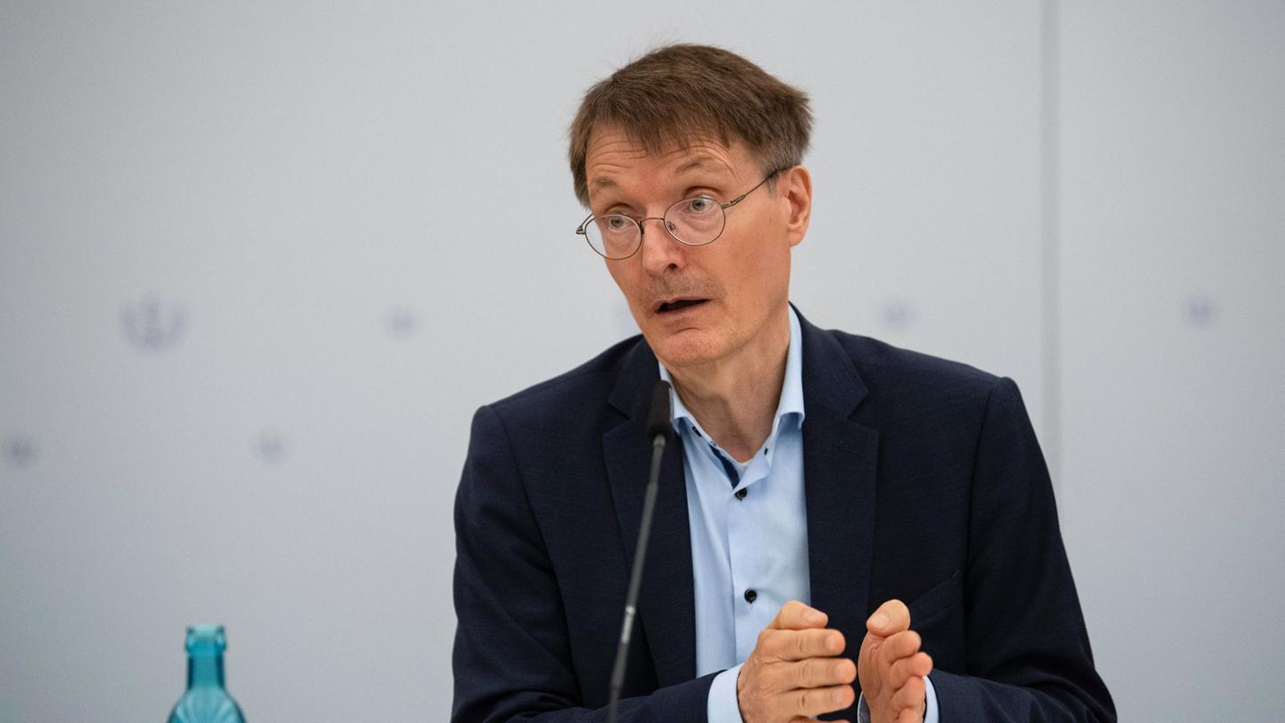 Bundesgesundheitsminister Karl Lauterbach hat die Lockerung der Corona-Einreiseregeln angekündigt.
Bundesgesundheitsminister Karl Lauterbach hat die Lockerung der Corona-Einreiseregeln angekündigt.