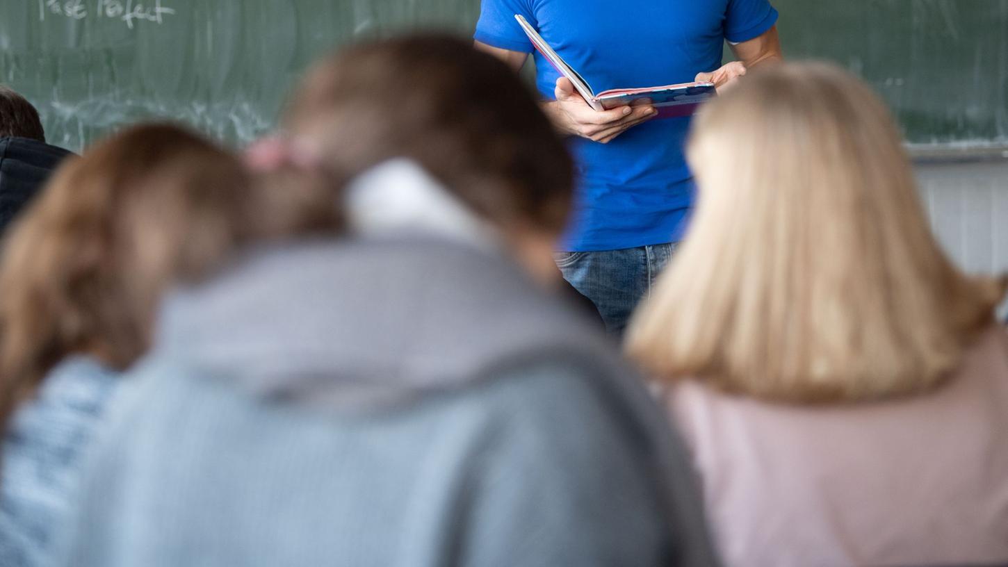 Ein Lehrer steht im Unterricht vorne an der Tafel: Gibt es in Mittelfranken zu wenige Lehrer?