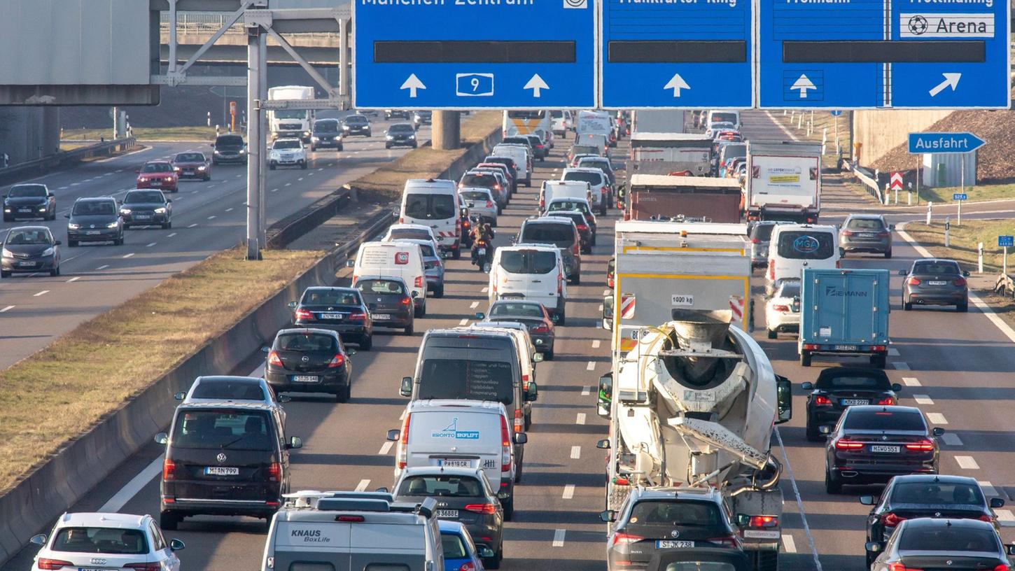 Autos und Lastwagen auf der Autobahn 9 bei München. Autos und Lastwagen auf der Autobahn 9 bei München.