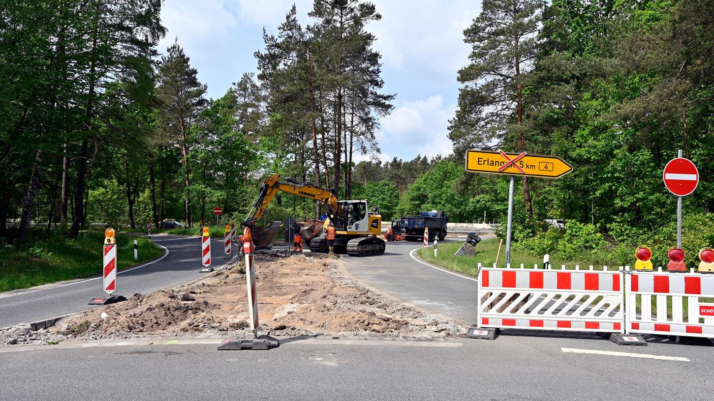  Nachdem die Brücke über die B4 an der Weinstraße bereits mehrfach von Lkw beschädigt wurde, erfolgt jetzt die Sanierung. 