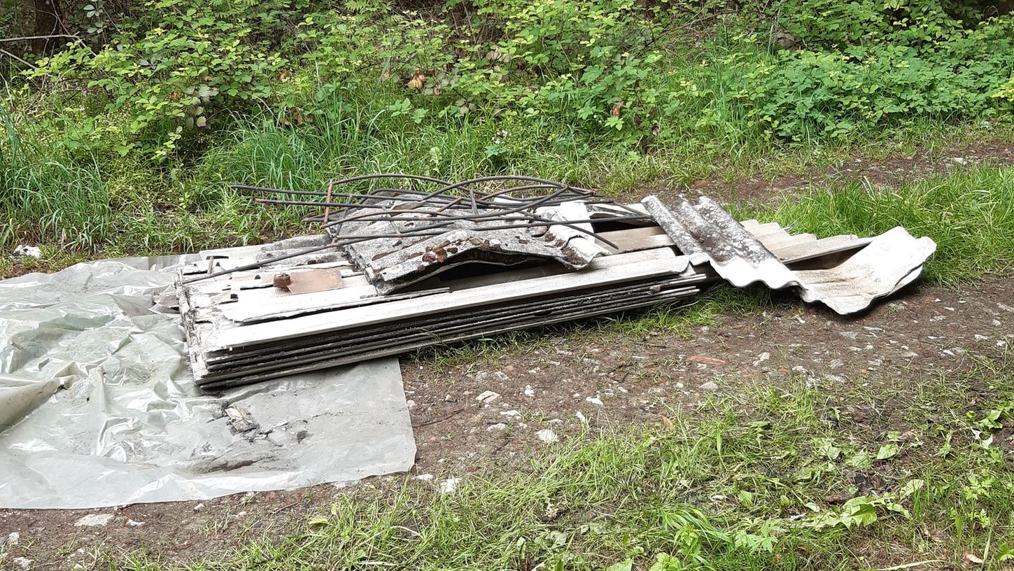 Fein säuberlich aufgestapelt wurden die asbesthaltigen Eternit-Dachplatten auf einem Waldweg bei Tyrolsberg.