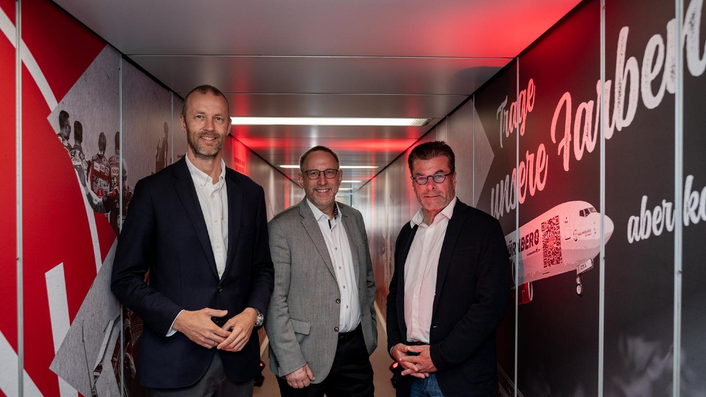 "Emotional aufgeladen": die Club-Vorstände Niels Rossow (li.) und Dieter Hecking (re.) und Dr. Michael Hupe (Airport-Geschäftsführer) in der Fluggastbrücke am Gate A19.