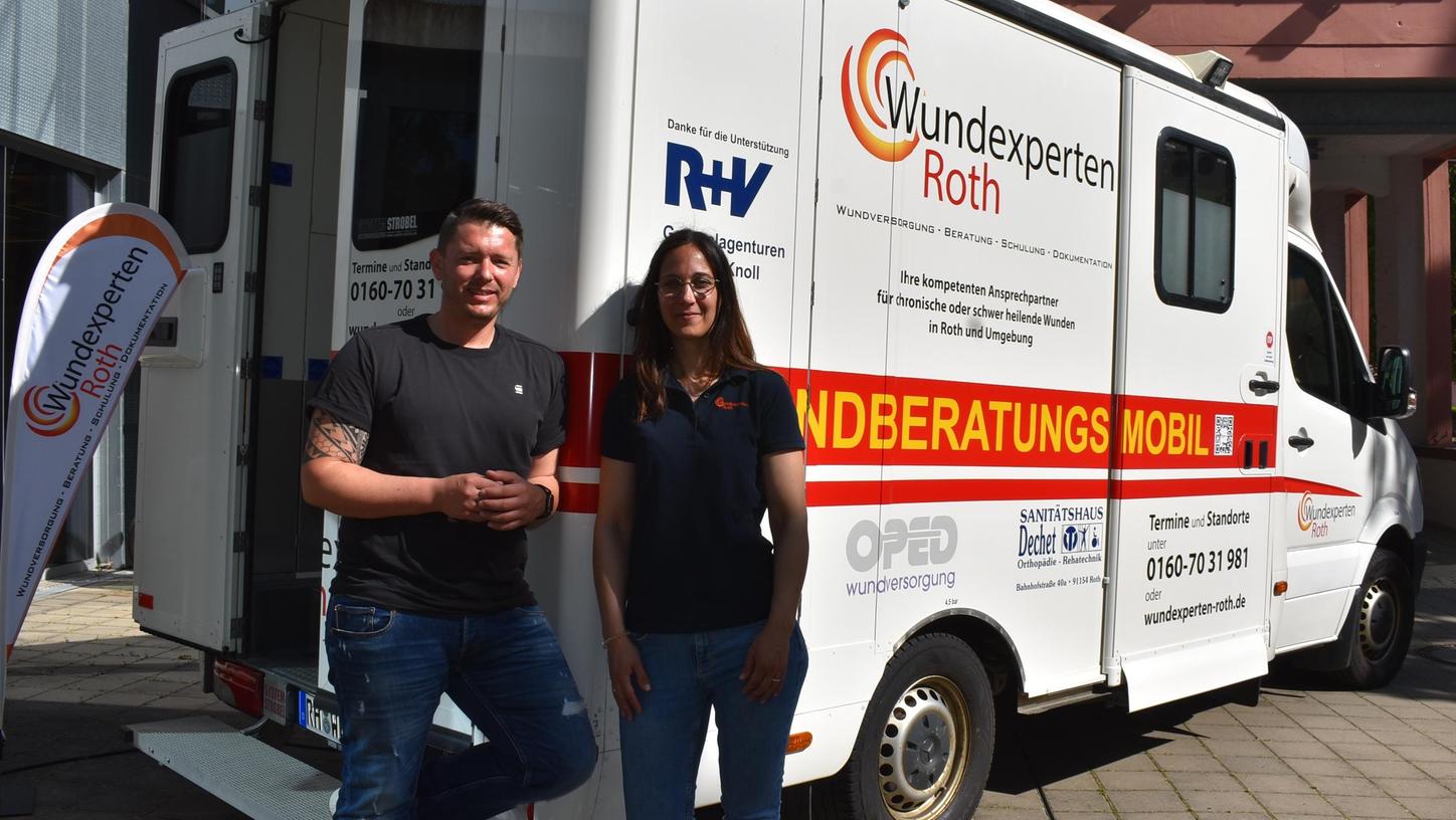 Melanie und Thorsten Prennig vor ihrem „Wundberatungsmobil“, einem umgebauten ehemaligen Rettungswagen des Bayerischen Roten Kreuzes. Es ist das zweite seiner Art in ganz Deutschland.
