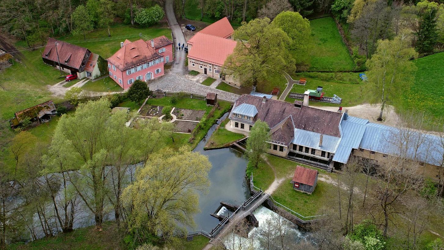 Etwas versteckt hinter dem aufwändig sanierten Bereich liegt die ehemalige Reithalle (oben links). Sie könnte für rund 720000 Euro in Schuss gebracht und dann für verschiedene Veranstaltungen genutzt werden.
Etwas versteckt hinter dem aufwändig sanierten Bereich liegt die ehemalige Reithalle (oben links). Sie könnte für rund 720000 Euro in Schuss gebracht und dann für verschiedene Veranstaltungen genutzt werden.